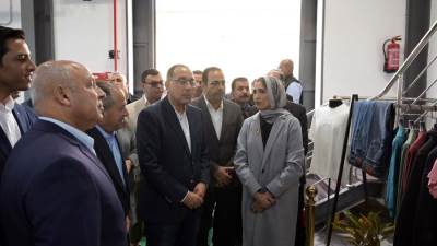 رئيس الوزراء يتفقد مصنع "براند" للملابس الجاهزة والتطريز