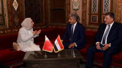 وزير السياحة والآثار يلتقي وزيرة السياحة في مملكة البحرين