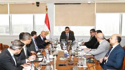 وزير الإسكان يناقش مقترح مشروع مستشفى عالمى بالعاصمة الإدارية الجديدة