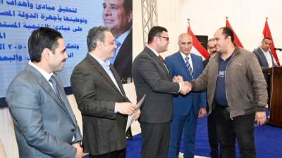 وزير الإسكان يسلم عدداً من محاضر استلام الأراضى المضافة لمدينة العبور الجديدة لمستحقيها