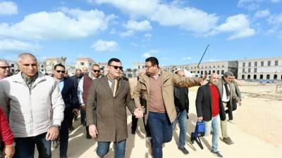 وزير الإسكان يتفقد سير العمل بمشروعات المدينة التراثية