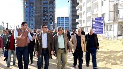 وزير الإسكان يتفقد اللمسات النهائية لأنظمة التشغيل بأبراج المنطقة الشاطئية