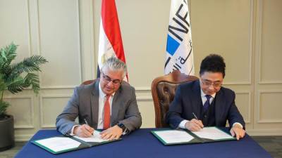 رئيس اقتصادية قناة السويس يوقع مشروعين جديدين بالقنطرة غرب المنطقة الصناعية