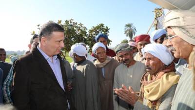 وزير الزراعة يتلقي مزارعي قرية البغدادي بالأقصر