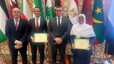 وزير الإسكان يتسلم جائزة فوز مصر عن مشروع "روضة السيدة" كأفضل المشروعات السكنية