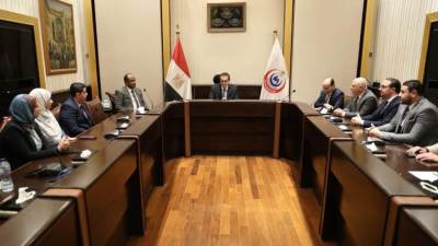 وزير الصحة يكرم الفريق الطبي بمستشفى القناطر الخيرية