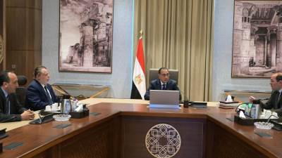 رئيس الوزراء يتابع جهود توفير احتياطيات من السلع والمنتجات المختلفة