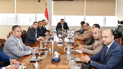 وزير الإسكان يتابع معدلات تسويق عدد من المشروعات
