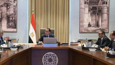 رئيس الوزراء يتابع مع رئيس اقتصادية قناة السويس عددا من ملفات العمل