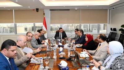 وزير الإسكان يستعرض الاستعدادات الخاصة بإطلاق مبادرة "بيتك في مصر" للمصريين بالخارج