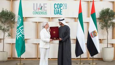 رئيس دولة الإمارات يمنح وزيرة البيئة وسام زايد الثانى من الطبقة الأولى