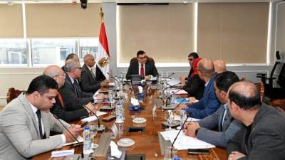 وزير الإسكان يتابع الموقف التنفيذي لمشروعات المرافق والطرق والإسكان بالقاهرة الجديدة