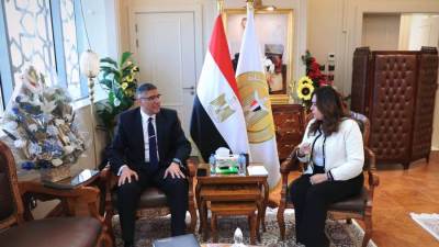 وزيرة التنمية المحلية تتابع مع محافظ الجيزة مشروعات الخطة الاستثمارية وحياة كريمة