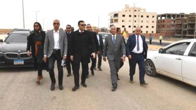 وزير الإسكان يتفقد أعمال الطرق بمنطقة أحياء بيت الوطن بمدينة القاهرة الجديدة