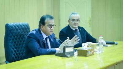 وزير الصحة يعقد اجتماعا مع الأطباء والفرق الطبية بمعاهد التغذية والسكر والكبد