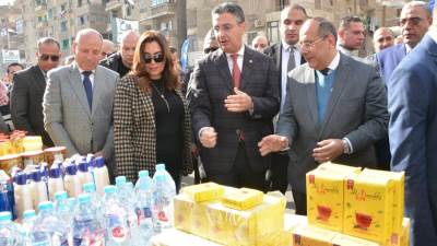 وزيرا التموين والتنمية المحلية يفتتحان سوق اليوم الواحد ومنافذ خدمية بالقاهرة