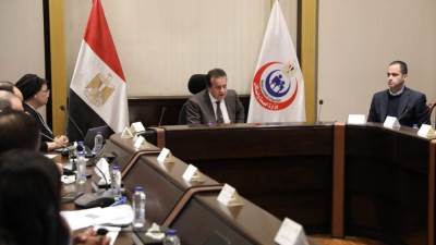 وزير الصحة يناقش حلولًا عاجلة لدعم القوى البشرية