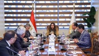 وزيرة التنمية المحلية تتابع مع محافظ الإسكندرية التوسع في سوق اليوم الواحد