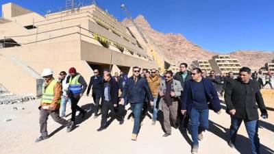 وزير الإسكان يتفقد الفندق الجبلى والنزل البيئي وساحة السلام بسانت كاترين