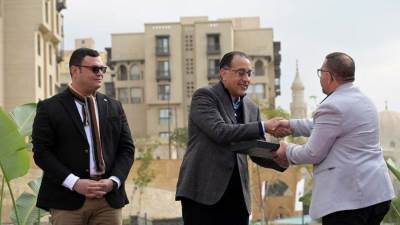 رئيس الوزراء يتفقد مشروع «أرابيسك» بسور مجرى العيون ويُسلم عقود عددٍ من الوحدات للمُستفيدين