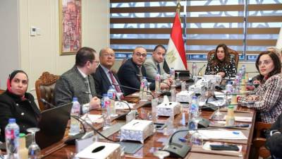 وزيرة التنمية المحلية تتابع مقترحات تطوير لبعض المناطق  التجارية بالمحافظات