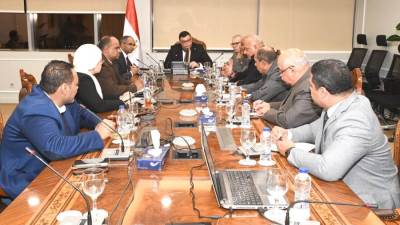 وزير الإسكان يلتقي نواب أسوان لبحث شكاوى ضعف المياه