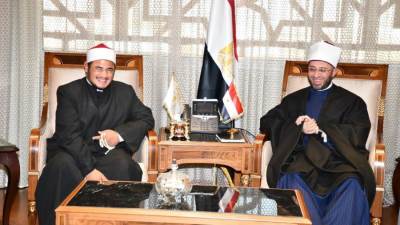 وزير الأوقاف يستقبل الشاب محمود نجاح أبو زينة «صاحب واقعة القطة الشهيرة»