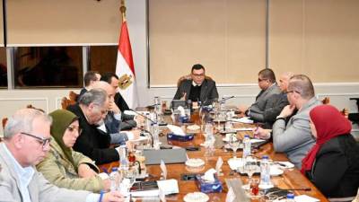 وزير الإسكان يجتمع بنواب ومساعدي هيئة المجتمعات العمرانية الجديدة