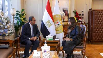 وزيرة التنمية المحلية تتابع مشروعات قنا وأسواق اليوم الواحد