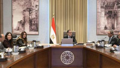 رئيس الوزراء يتابع مع محافظ قنا ملفات العمل