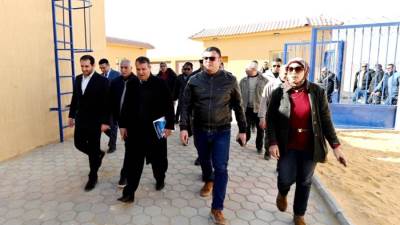 وزير الإسكان يتفقد المشروع السكني وطرق ومرافق السويس الجديدة