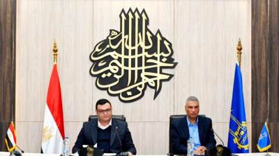 وزير الإسكان ومحافظ أسوان يلتقيان القيادات لحل أزمة مياه المدينة