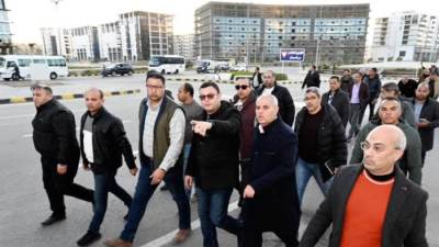 وزير الإسكان يتفقد "كمبوند مزارين" وطريق البوليفار بالعلمين الجديدة