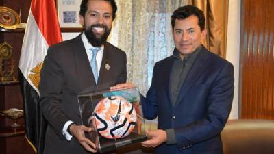 وزير الرياضة يبحث مع إعمار البريطانية تجربة لاعبين الكابيتانو بمانشستر سيتي