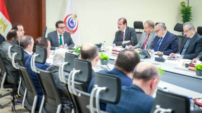 وزير الصحة يناقش الخطط التنفيذية خلال عام 2025