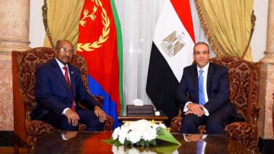 وزير الخارجية والهجرة يبحث تعزيز التعاون مع وزير خارجية إريتريا