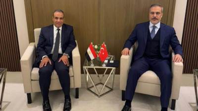 وزير الخارجية والهجرة يلتقي مع نظيره التركي