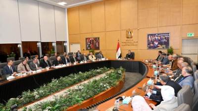 وزير الإسكان يتابع موقف مشروعات مياه الشرب والصرف الصحي بالمدن الجديدة