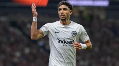 نادي فرانكفورت يصدر بياناً هاماً بشأن انتقال مرموش لمانشستر سيتي