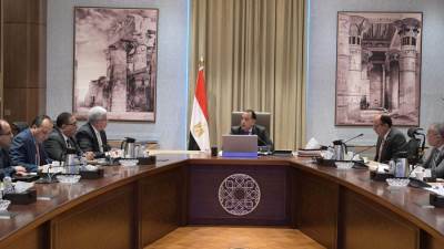 رئيس الوزراء يستعرض خطة تطوير مستشفيات القصر العيني