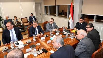 وزير الإسكان يستعرض خطة تسويق مشروع بالعاصمة الإدارية