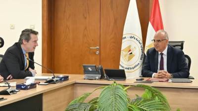وزير الري يلتقى المدير الإقليمي للبنك الأوروبي لإعادة الإعمار والتنمية