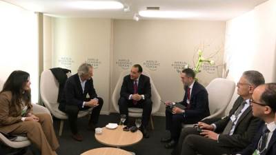 رئيس الوزراء يلتقي المدير المالي لشركة أكسيونا إنيرجيا الإسبانية