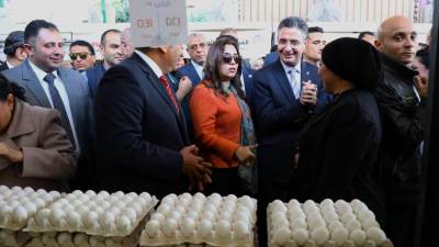 وزيرا التنمية المحلية والتموين ومحافظ القاهرة يفتتحون سوق اليوم الواحد بالزيتون