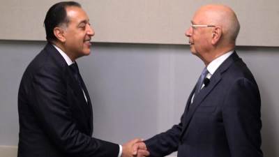 رئيس الوزراء يلتقي مؤسس المنتدى الاقتصادي العالمي