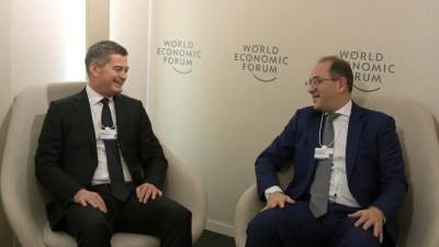 وزير المالية يلتقي الرئيس التنفيذي لشركة «كوكاكولا»