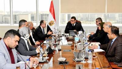 وزير الإسكان يتابع سير العمل بمشروع محطة جوليوس نيريرى الكهرومائية بتنزانيا