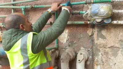 حملات ضبط وإزالة وصلات المياه الخلسة وتحصيل المتأخرات بعددٍ من المدن