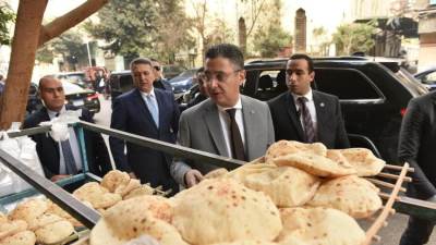وزير التموين يتابع توافر الخبز والسلع الأساسية بالجيزة