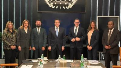 وزير الصحة يبحث مع شركة «فياتريس» التوسع بملف الاستثمارات وتوطين صناعة الدواء